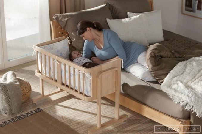 Kinderbett im Schlafzimmer der Eltern - 1