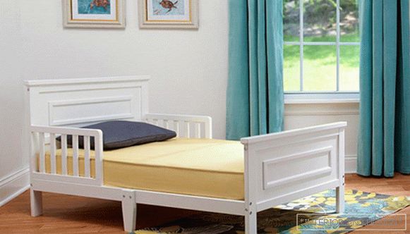 Bett für ein dreijähriges Kind mit Seitenwänden - 1