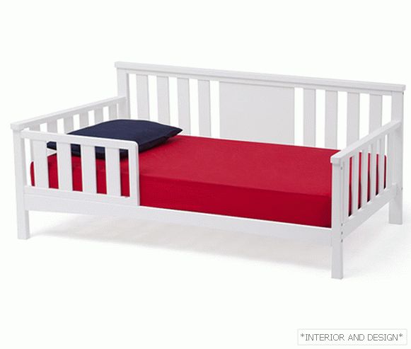 Bett für ein dreijähriges Kind mit Seitenwänden - 2