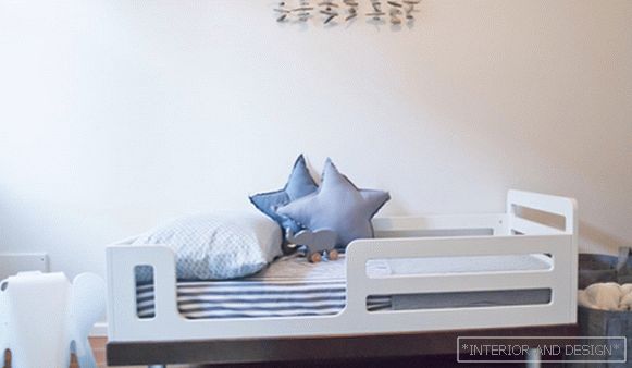 Bett für ein dreijähriges Kind mit Seitenwänden - 5