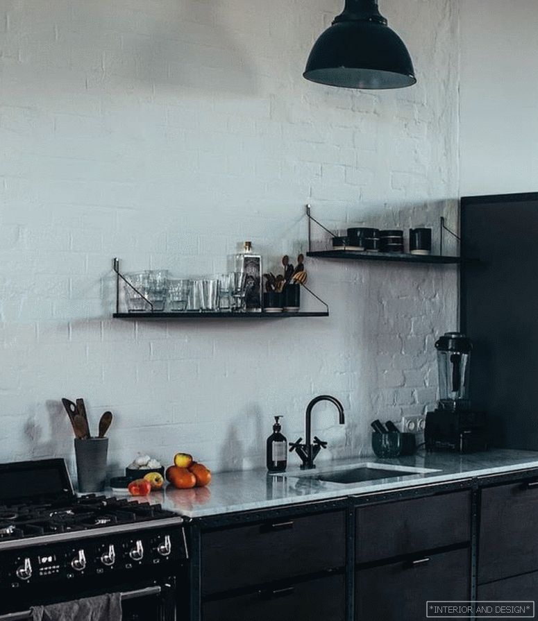 Lampen und Wasserhahn in der Küche in Schwarz 1