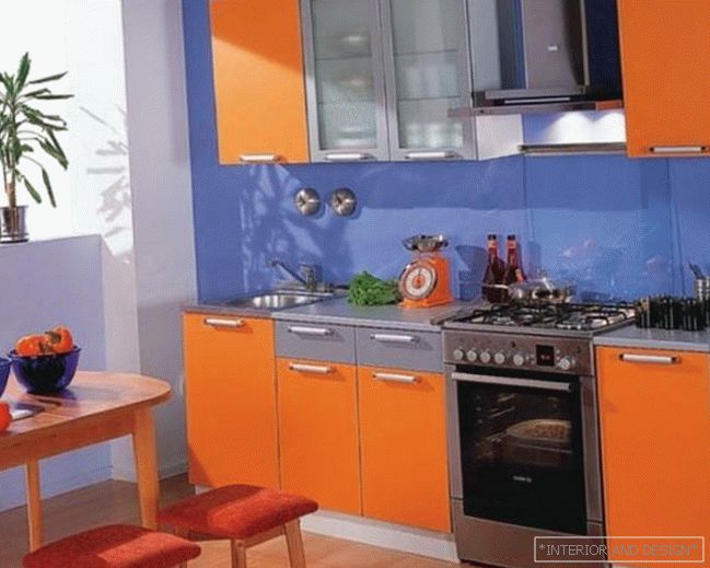 Blau-orange Küchendesign