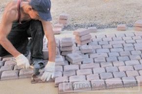 Pflastersteine ​​auf Beton legen