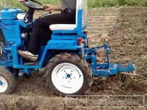 Minitraktor mit seinen eigenen Händen auf dem Bauernhof