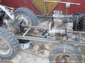 Der Heimwerker-Traktor beginnt mit der Auswahl des Rahmens und der Installation des Motors.
